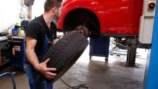 Beim Reifenwechsel sollte man laut Arbeiterkammer OÖ unbedingt auf den Preis achten (Symbolbild)