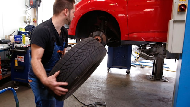 Beim Reifenwechsel sollte man laut Arbeiterkammer OÖ unbedingt auf den Preis achten (Symbolbild)