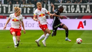 Mads Bidstrup (li.) und Leo Morgalla (M.) im Duell mit Sturm.  (Bild: Tröster Andreas)