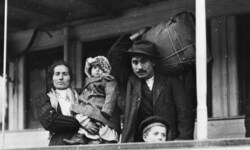 Italienische Einwanderer auf Ellis Island, New York, Sitz der Einwanderungsbehörde um 1900