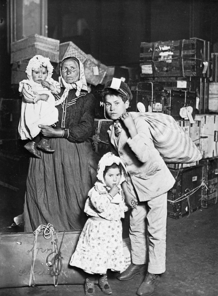 Um 1900 versuchten zahlreiche Familien aus Osteuropa ein Visum zu bekommen. 