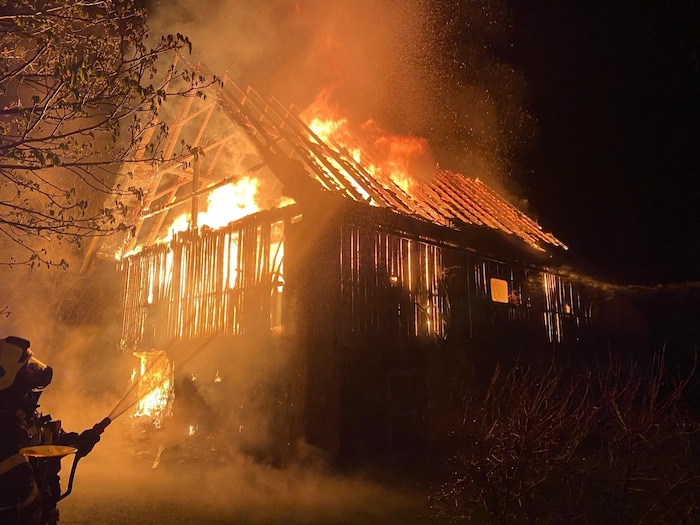 Der Brand strahlte enorme Hitze aus.