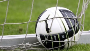 König Fußball zieht nicht nur Fans, sondern auch Spitzenwinzer magisch-majestätisch an. (Bild: GEPA)