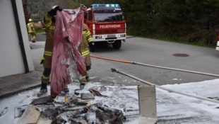 Die alarmierte Feuerwehr führte Nachlöscharbeiten durch. (Bild: ZOOM Tirol)
