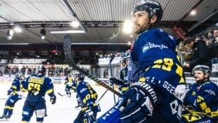 Die Zeller Eisbären um Philip Putnik (re.) brauchen fürs Meisterstück noch einen Sieg. (Bild: EKZ/Johannes Radlwimmer)