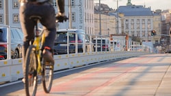 Die Radspur Richtung Linzer Hauptplatz wird wieder zurückgebaut, auf den Übergang kommt aber ein neues Problem zu.  (Bild: Horst Einöder/Flashpictures)