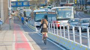 Das Radweg-Provisorium auf der flussaufwärtigen Seite der Nibelungenbrücke (Seite Neues Rathaus) ...