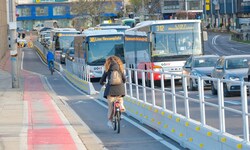 Das Radweg-Provisorium auf der flussaufwärtigen Seite der Nibelungenbrücke (Seite Neues Rathaus) ...