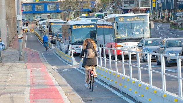 Das Radweg-Provisorium auf der flussaufwärtigen Seite der Nibelungenbrücke (Seite Neues Rathaus) wird nicht weitergeführt. (Bild: Horst Einöder/Flashpictures)