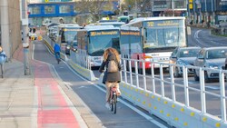 Das Radweg-Provisorium auf der flussaufwärtigen Seite der Nibelungenbrücke (Seite Neues Rathaus) wird nicht weitergeführt. (Bild: Horst Einöder/Flashpictures)