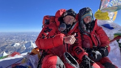 Rupert Hauer mit seiner Partnerin und Expeditionsärztin Anita Maruna am Everest.   (Bild: Rupert Hauer und Anita Maruna)
