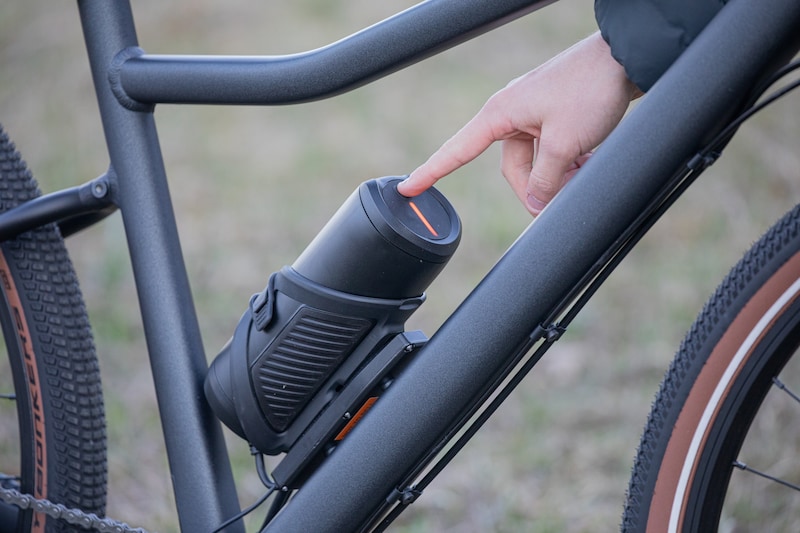 Die Unterstützungsstufen werden per Knopfdruck auf den Akku gewählt. Das Kinder E-Bike unterstützt dabei bis zu 25 km/h.  (Bild: Wallner Hannes)