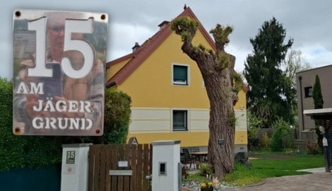 Das Anwesen von Frau Puffer in Graz-Straßgang mit dem inkriminierten Schild (Bild: Krone KREATIV/Pia Puffer)