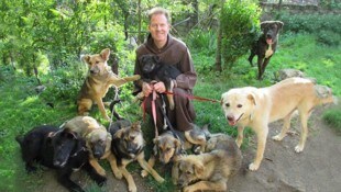 Father Anthoy ist ein Mönch, der den Tierschutz lebt.