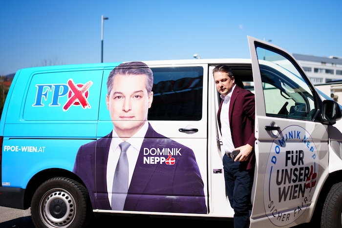Dominik Nepp fährt vor dem Pressehaus vor.