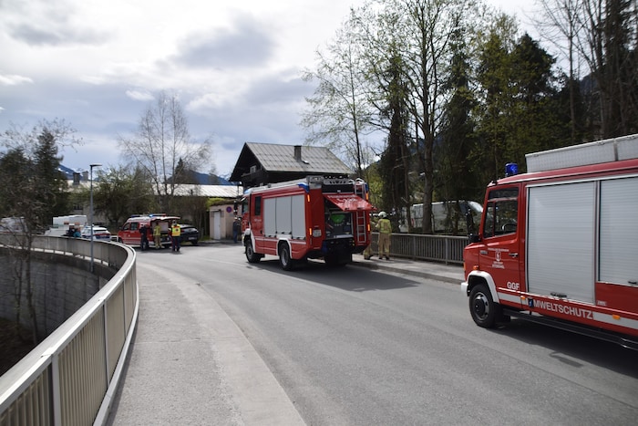 Zahlreiche Feuerwehrleute rückten mit mehreren Fahrzeugen an.