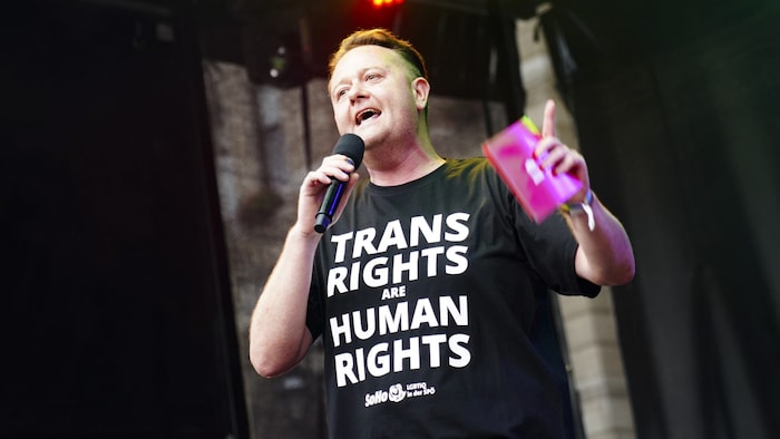Lindner beschreibt sich selbst als „Teil des Regenbogens“.