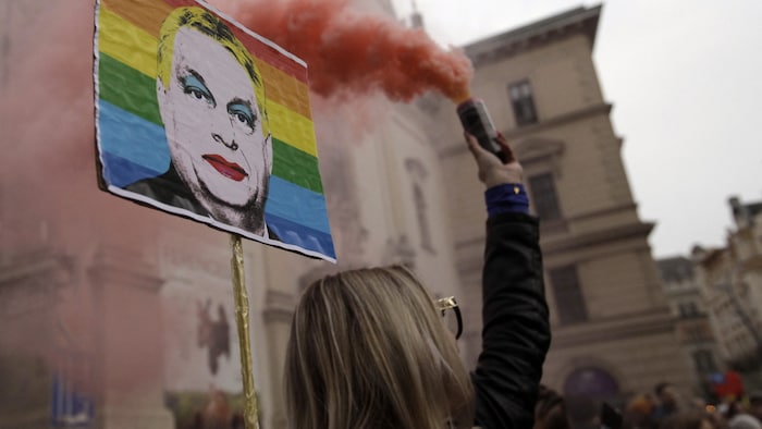 Orbans geschminktes Konterfei nahm an der Pride in Budafest vielfach teil.