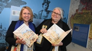Ihr druckfrisches, mehrsprachiges Buch haben die Autorin Barbara Jelenkovich (re.) und Illustratorin Giovanna Zordan (li.) präsentiert: „Giandomenico Sogna“ erzählt auf Italienisch, Furlanisch, Slowenisch, Deutsch und in einer Ausgabe auch auf Englisch vom Künstler Tiepolo.  (Bild: Evelyn Hronek)