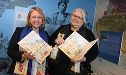 Ihr druckfrisches, mehrsprachiges Buch haben die Autorin Barbara Jelenkovich (re.) und ...
