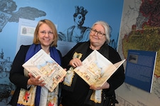Ihr druckfrisches, mehrsprachiges Buch haben die Autorin Barbara Jelenkovich (re.) und Illustratorin Giovanna Zordan (li.) präsentiert: „Giandomenico Sogna“ erzählt auf Italienisch, Furlanisch, Slowenisch, Deutsch und in einer Ausgabe auch auf Englisch vom Künstler Tiepolo.  (Bild: Evelyn Hronek)