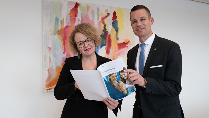 Christiane Teschl-Hofmeister und Karl Fritthum mit dem neuen Leitfaden.