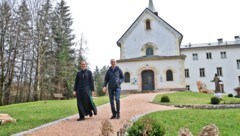 Bruder Martin und seine beiden Kollegen freuen sich immer, wenn Besuch vorbeikommt.  (Bild: Birbaumer Christof)
