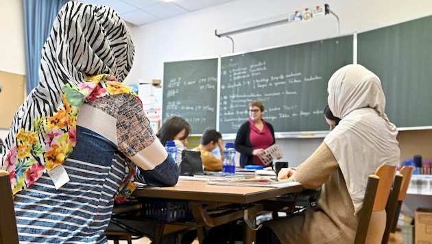 Junge Oberösterreicherinnen gingen nur mehr verschleiert aus dem Haus.