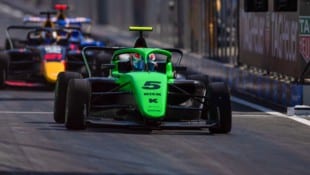 Emma Felbermayr auf ihrem Kick-Sauber-Boliden in Shanghai. (Bild: GEPA)