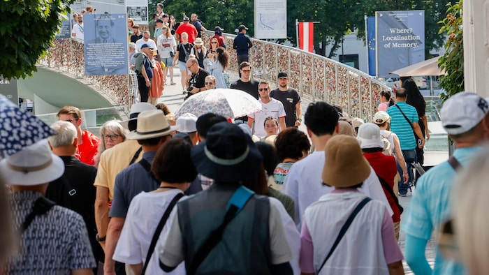 Tausende Touristen suchen ihren Weg in die Stadt.