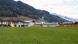 Die neue Halle für einen Zweischichtbetrieb soll neben der Reihenhaus-Siedlung entstehen.