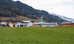 Die neue Halle für einen Zweischichtbetrieb soll neben der Reihenhaus-Siedlung entstehen.