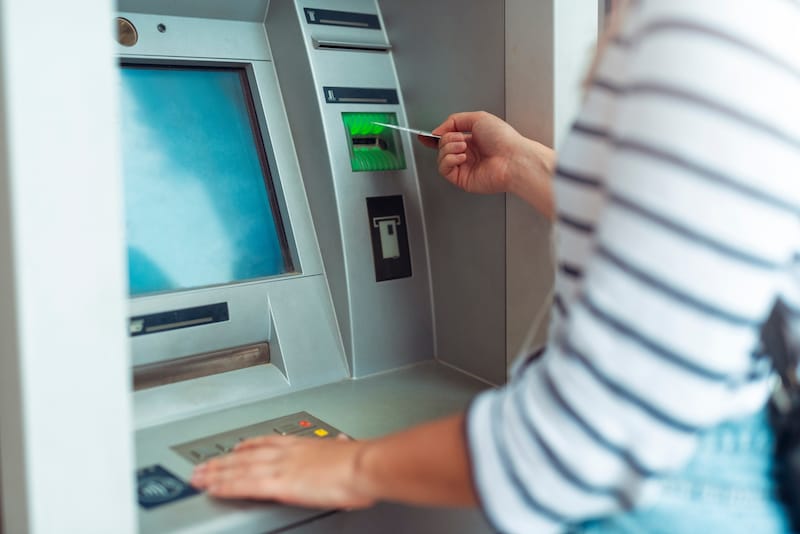Je nach Art des Kontos verlangen Banken mehr oder weniger Gebühren von ihren Kunden und verdienen gut daran. (Bild: Dexon Dee)