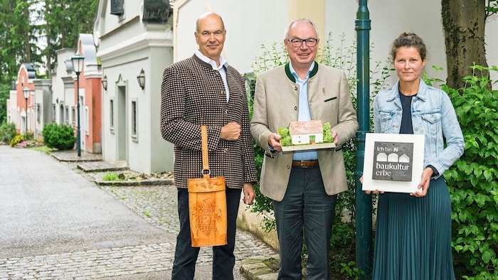 Michael Staribacher, Kellergassenführer der 1. Stunde, Landesvize Stephan Pernkopf und Doris Knoll, Amtssachverständige für Baukultur des Landes (v.li.). 
