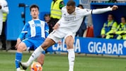 Kylian Mbappe sah nach diesem Horror-Foul die Rote Karte.