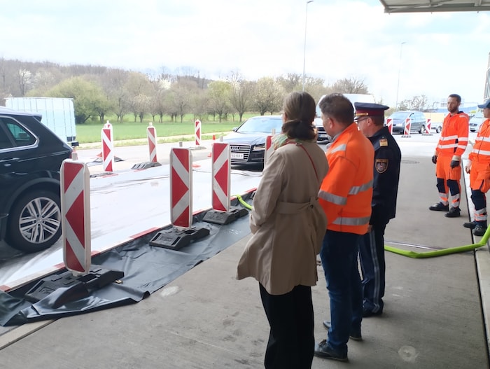 Seuchenbekämpfung: An der Grenze zur Slowakei, aber auch zu Ungarn unterstützt die Polizei ...