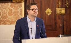 Niko Swatek wirft der Landesregierung fehlende Transparenz vor. 