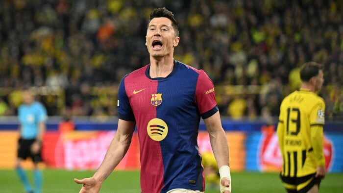 Robert Lewandowski jubelte über das Eigentor von Ramy Bensebaini.