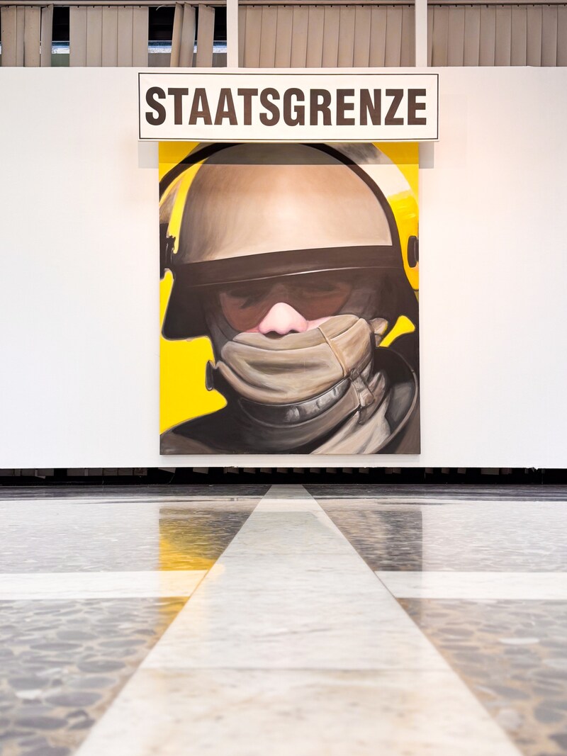 Dušan Fišer zieht bildlich eine Staatsgrenze. (Bild: Evelyn Hronek)