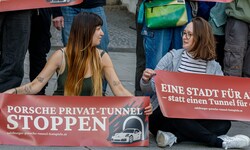 Die Aktivisten machten auch in der Stadt Stimmung gegen das Bauprojekt
