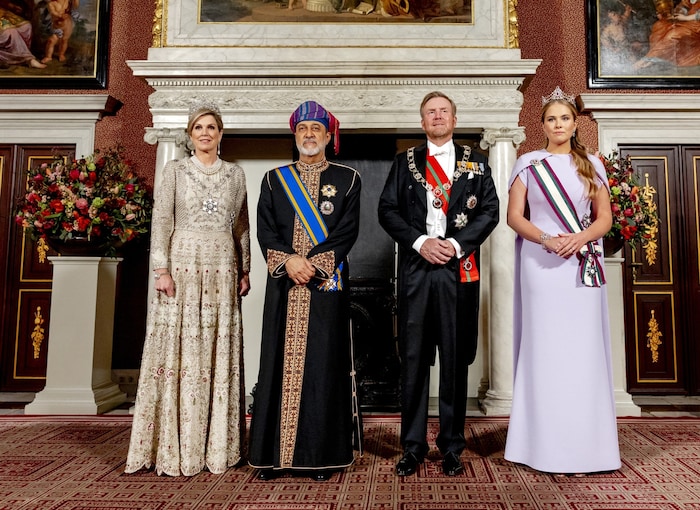Kronprinzessin Amalia mit Mama Königin Maxima, Papa König Willem-Alexander und dem Sultan von ...