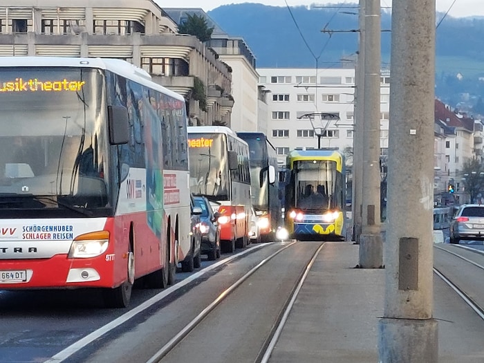 Straßenbahnen, Autos und Busse kommen sich wegen der neuen Fahrradstreifen gefährlich nahe. 