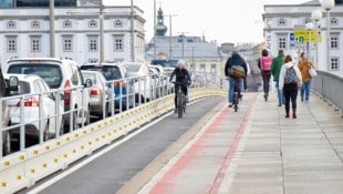 Aus und vorbei: Der Radstreifen von Urfahr nach Linz wird aufgelassen. Jetzt denkt man darüber nach, die Brücke von außen zu verbreitern. (Bild: Pressefoto Scharinger/Daniel Scharinger)