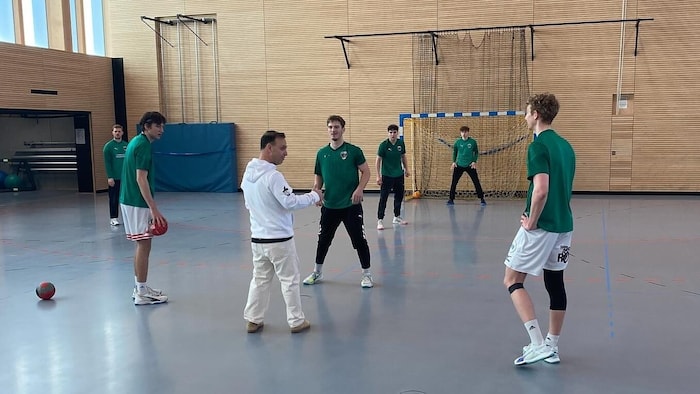 Bob Hanning beim Training mit den West Wienern um Clemens Möstl.