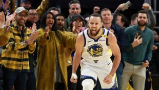 Stephen Curry jubelt.