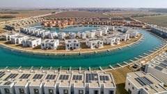 Nach trüben Entstehungsgeschichten strahlt das Projekt „Sonnenweiher“ nach Investorenübernahme blitzblau und mit klarem Ziel: Eine Oase der Wohnqualität. (Bild: Molnar Attila)