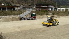 Die Baugrube wurde teilweise zugeschüttet. (Bild: ZOOM Tirol)
