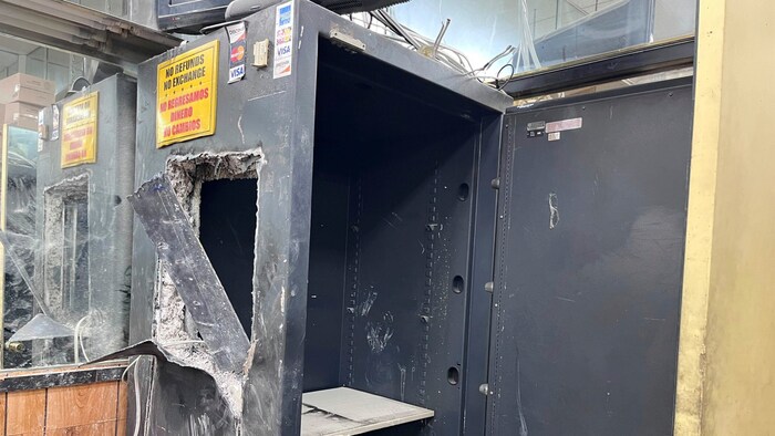 Die Täter knackten auch die beiden Safes des Juweliergeschäftes und räumten sie aus.