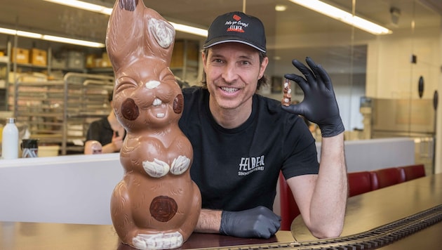 Stefan Felbers größter Schoko-Hase wiegt rund vier Kilogramm, der kleinste ist hingegen nur 20 Gramm schwer. (Bild: Jürgen Fuchs)