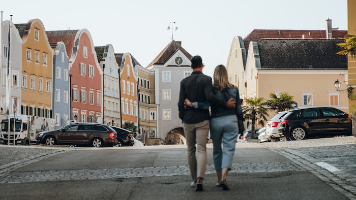Hand in Hand entlang der farbenfrohen Silberzeile – ein romantischer Spaziergang durch Schärdings historisches Herz.